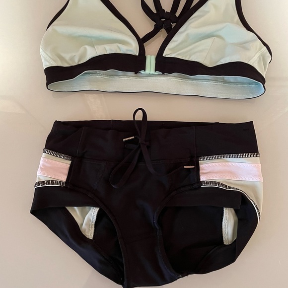 Lululemon Hot Yoga Outfit size 6 fits like a 4 - Picture 2 of 6